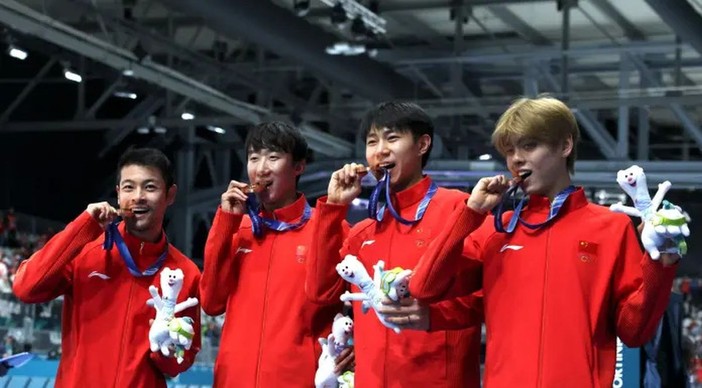 Pattinaggio, storico bronzo per la Cina nell’inseguimento a squadre