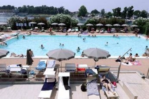 Infezioni in piscina, medici anti-bufale: &quot;I rischi sono tanti, il cloro non uccide tutti i germi&quot;