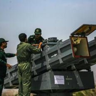 Missili, droni e sottomarini: l'Iran alza lo scudo contro Trump Missili, droni e sottomarini: l'Iran alza lo scudo contro Trump