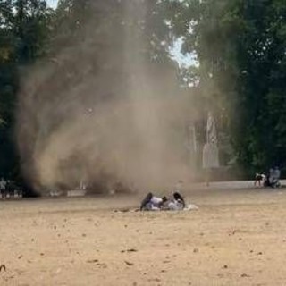 Il 'diavolo di sabbia' attraversa un parco di Londra: paura tra i presenti