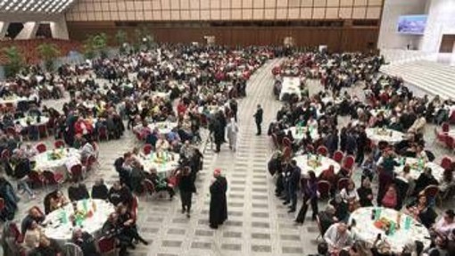 Papa a tavola coi poveri, appello ai governi: "Ascoltate il loro grido" Papa a tavola coi poveri, appello ai governi: "Ascoltate il loro grido"
