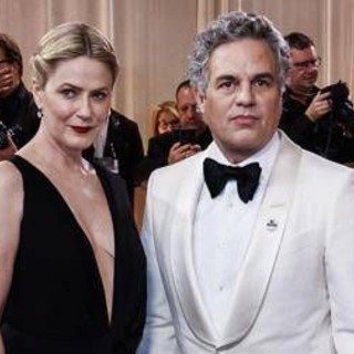 Golden Globes, da Ruffalo a Lyonne: le celebrità indossano spille di protesta contro l'ICE