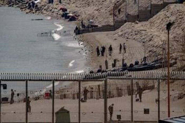 Ceuta, allerta per un nuovo assalto: il Marocco blocca centinaia di migranti