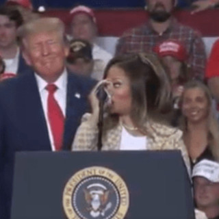 Donald Trump senza freni in Michigan, sul palco del comizio con lui Nicki Minaj: "Ha un lato B spettacolare"