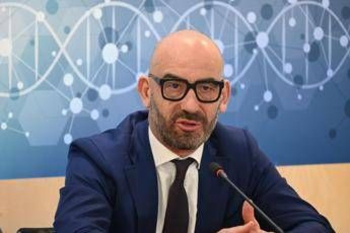 Vaccini, Bassetti chiede di rinviare l'apertura delle scuole: "Coperture in Sicilia basse" Vaccini, Bassetti chiede di rinviare l'apertura delle scuole: "Coperture in Sicilia basse"