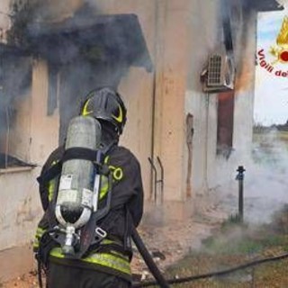 Incendio in una casa nel Brindisino, crollano i solai: si cerca una persona Incendio in una casa nel Brindisino, crollano i solai: si cerca una persona