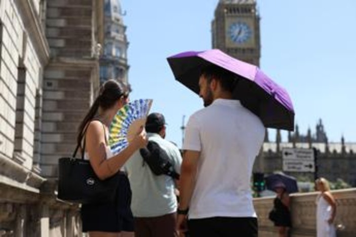 Regno Unito, caldo e siccità record: Londra teme gli incendi, temperature fino a 35 gradi Regno Unito, caldo e siccità record: Londra teme gli incendi, temperature fino a 35 gradi