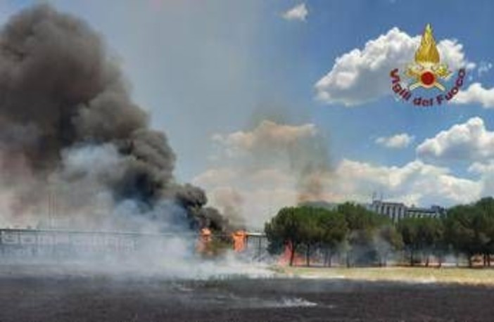 Incendio a Roma, fiamme partite da baracca raggiungono barriere anti rumore sul Gra: salvata una donna