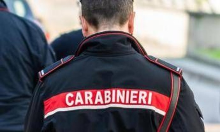 Vuole dare fuoco alla moglie, figlio nasconde accendino fino all'arrivo dei carabinieri Vuole dare fuoco alla moglie, figlio nasconde accendino fino all'arrivo dei carabinieri