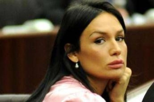 Caso Ruby, 'Mi Manda Rai3': Nicole Minetti graziata da Mattarella "per motivi umanitari" Caso Ruby, 'Mi Manda Rai3': Nicole Minetti graziata da Mattarella "per motivi umanitari"