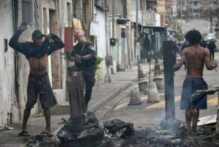 Brasile, maxi blitz anti narcos a Rio de Janeiro: almeno 64 morti tra sospetti e polizia Brasile, maxi blitz anti narcos a Rio de Janeiro: almeno 64 morti tra sospetti e polizia