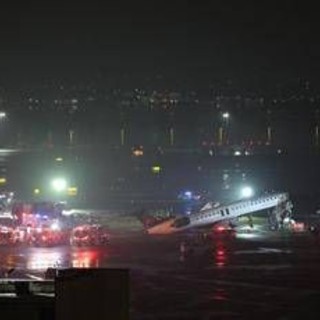 Incidente su pista all'aeroporto LaGuardia di New York, aereo in fase di atterraggio si scontra con un veicolo