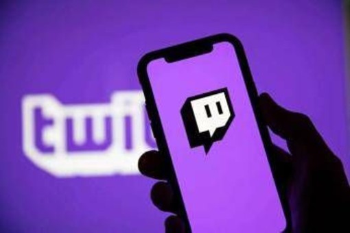 Manuel Otto muore in diretta Twitch, l'influencer aveva 30 anni