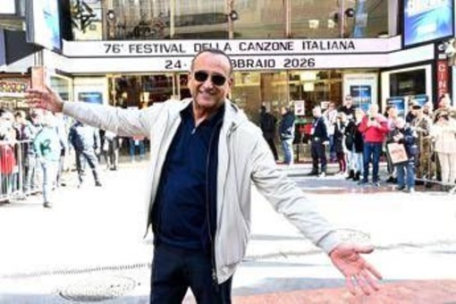 Sanremo, Carlo Conti batte il cinque: Festival 2026 tra prime volte e autocelebrazione Sanremo, Carlo Conti batte il cinque: Festival 2026 tra prime volte e autocelebrazione