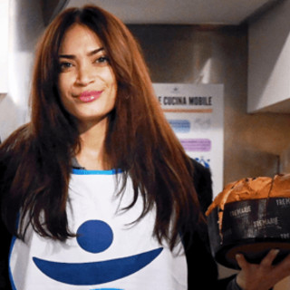 Elodie volontaria a Milano, serve i senzatetto alla cena di Natale