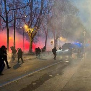 Scontri a corteo per Askatasuna, petardi e bombe carta contro le forze dell'ordine Scontri a corteo per Askatasuna, petardi e bombe carta contro le forze dell'ordine