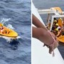 Bambina cade da nave, padre si tuffa: salvati entrambi - Video