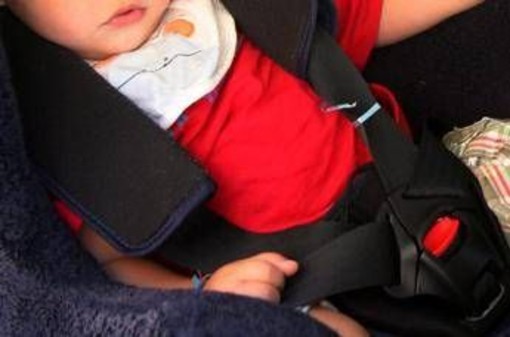 Nuoro, lasciano la bimba di sei mesi nell'auto e vanno a fare la spesa: denunciati due turisti Nuoro, lasciano la bimba di sei mesi nell'auto e vanno a fare la spesa: denunciati due turisti