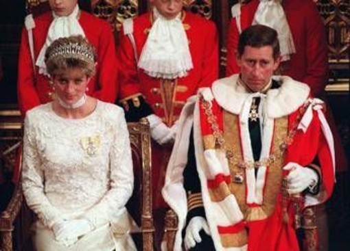 Buckingham Palace respinge le accuse del fratello di Lady Diana: "Il dolore può offuscare la memoria" Buckingham Palace respinge le accuse del fratello di Lady Diana: "Il dolore può offuscare la memoria"