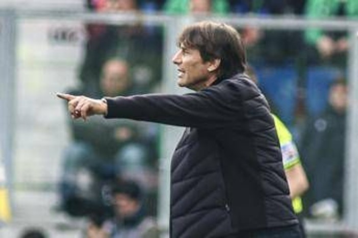 Antonio Conte smentisce un suo immediato ritorno in panchina: "Non ci sono trattative in fase avanzata" Antonio Conte smentisce un suo immediato ritorno in panchina: "Non ci sono trattative in fase avanzata"