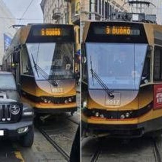 Milano, un’auto parcheggiata male manda in tilt i tram: tutti a piedi