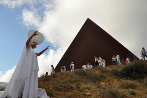 'L’immenso dell’immensità', alla Piramide 38° Parallelo torna il Rito della Luce 2026 'L’immenso dell’immensità', alla Piramide 38° Parallelo torna il Rito della Luce 2026