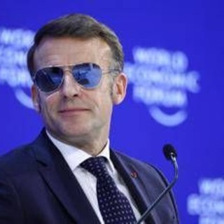 Macron e il look 'Top Gun' a Davos: occhiali specchiati tra stile e ironia sui social Macron e il look 'Top Gun' a Davos: occhiali specchiati tra stile e ironia sui social