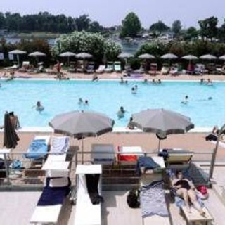 Infezioni in piscina, medici anti-bufale: &quot;I rischi sono tanti, il cloro non uccide tutti i germi&quot;