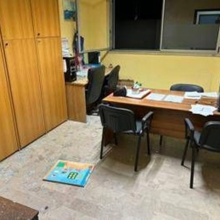 Incappucciati tirano bomba carta e imbrattano con svastiche scuola a Roma