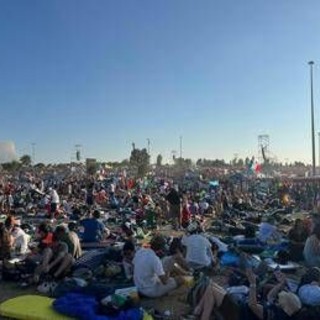 Giubileo giovani, bagno di folla per il Papa a Tor Vergata. Verso il milione di pellegrini