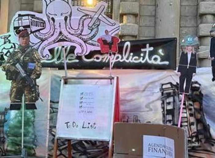 Scala, la protesta prima dell'evento: Meloni e ministri ritratti con l'elmetto Scala, la protesta prima dell'evento: Meloni e ministri ritratti con l'elmetto