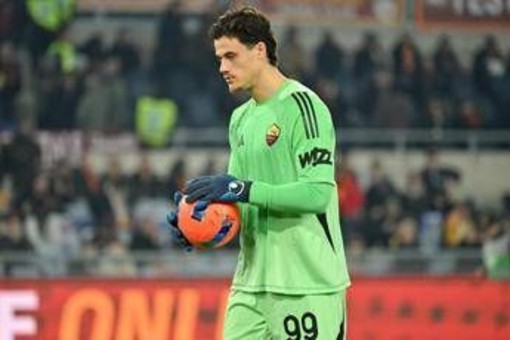 Svilar colpisce al volto Ostigard in uscita, rossoblù chiedono il rigore: proteste in Roma-Genoa