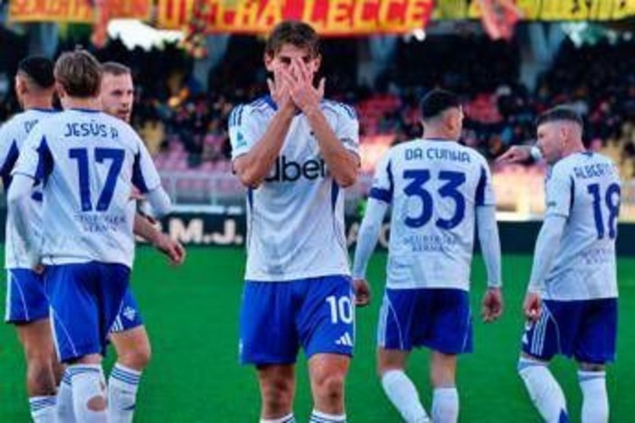 Serie A, vola il Como: 3-0 a Lecce. Il Cagliari rimonta il Torino, sprofondo Fiorentina Serie A, vola il Como: 3-0 a Lecce. Il Cagliari rimonta il Torino, sprofondo Fiorentina