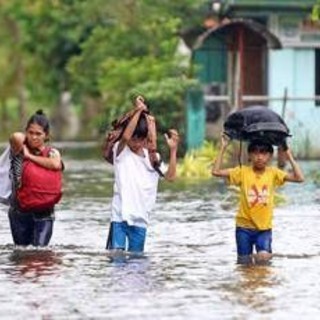 Filippine, arriva super tifone Fung-wong: quasi un milione di evacuati