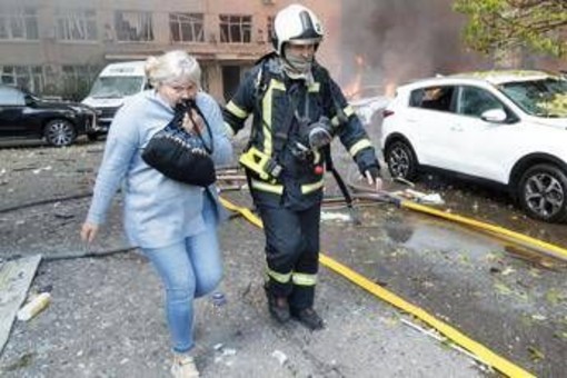 Ucraina, attacco nella notte a Kiev: danni e incendi. Zelensky: "8000 truppe nordcoreane in Russia" Ucraina, attacco nella notte a Kiev: danni e incendi. Zelensky: "8000 truppe nordcoreane in Russia"