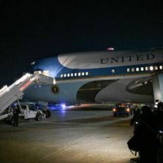 Guasto all'Air Force One, decolla verso Davos ma torna indietro Guasto all'Air Force One, decolla verso Davos ma torna indietro