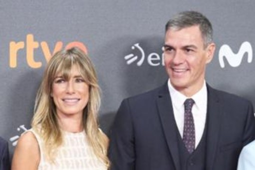 Spagna, rinviata a giudizio la moglie del premier Sanchez: passaporto ritirato Spagna, rinviata a giudizio la moglie del premier Sanchez: passaporto ritirato