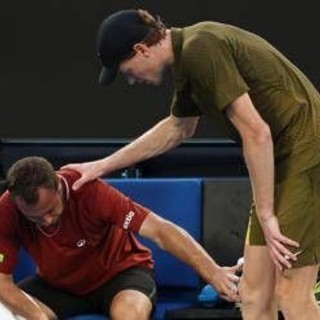 Gaston piange, Sinner lo consola: "Dispiace vincere così" Gaston piange, Sinner lo consola: "Dispiace vincere così"