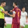 Bartesaghi tocca di mano, arbitro assegna rigore: proteste in Roma-Milan Bartesaghi tocca di mano, arbitro assegna rigore: proteste in Roma-Milan