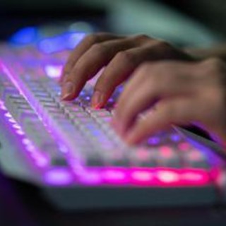 Copyright su immagine e voce per tutti, l'idea della Danimarca contro i deepfake IA