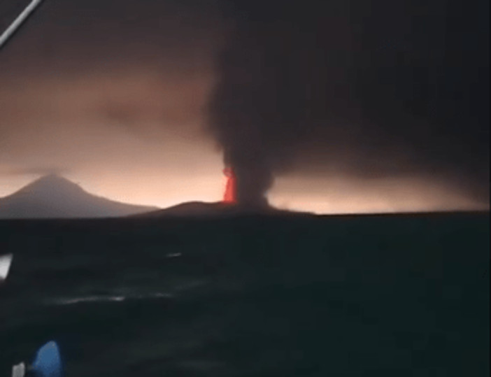 Indonesia, erutta il vulcano Anak Krakatau: chiusi quattro aeroporti, disagi per oltre 270mila passeggeri Indonesia, erutta il vulcano Anak Krakatau: chiusi quattro aeroporti, disagi per oltre 270mila passeggeri