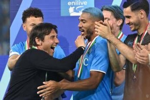 'Di Lorenzo come Maradona' e 'McTominay scarto United': il trionfo Napoli all'estero