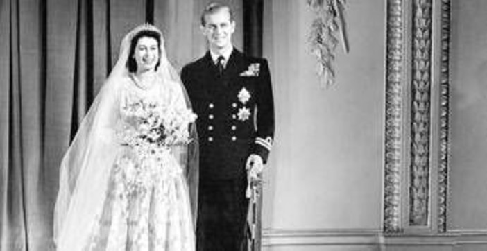 Compra all'asta una fetta della torta nuziale della regina Elisabetta: &quot;La mangerò&quot;