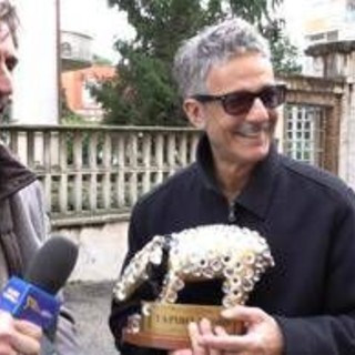 Striscia la Notizia, domani prima puntata: tapiro d'oro a Fiorello e De Filippi inviata Striscia la Notizia, domani prima puntata: tapiro d'oro a Fiorello e De Filippi inviata