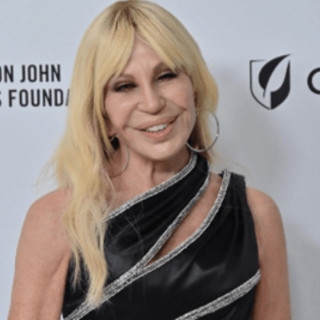 Versace, lo sfogo contro il nuovo ristorante: &quot;Vergognoso trarre profitto dalla nostra tragedia&quot;