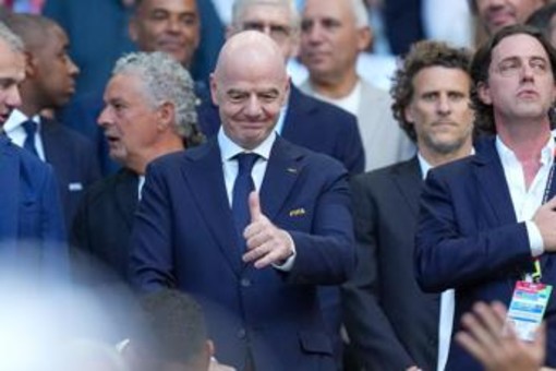 Mondiali, Infantino e il torello con le leggende del Brasile Mondiali, Infantino e il torello con le leggende del Brasile