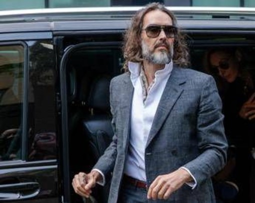 "Spietato e calcolatore con un insaziabile appetito sessuale": le durissime accuse in tribunale a Russell Brand