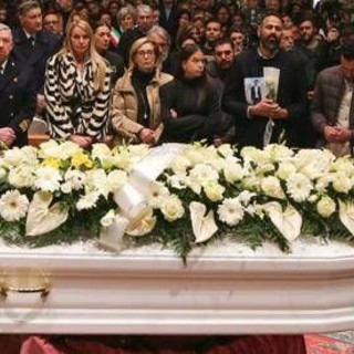 La Spezia, in migliaia ai funerali di Aba. Il vescovo: "Il dolore è di tutta la comunità" La Spezia, in migliaia ai funerali di Aba. Il vescovo: "Il dolore è di tutta la comunità"
