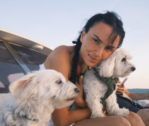 Arisa cancella la foto in topless, la spiegazione sul dietrofront: "Si cambia" Arisa cancella la foto in topless, la spiegazione sul dietrofront: "Si cambia"