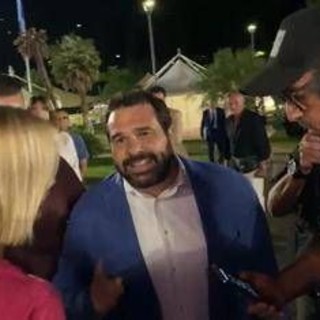 &quot;Non impedite di fare domande&quot;, tensione tra il cronista di Report e la scorta di Giuli a Fenix
